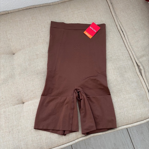 NWT Spanx High-Waisted Mid-Thigh Short in Chestnut Brown - Size Medium - Picture 1 of 3